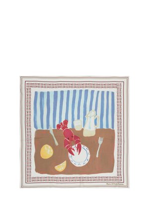 Brązowy stół z czerwonym homarem na białym talerzu, kawałki cytryny, widelec, nóż, szklanka i dzbanek na tle niebiesko-białych pasków.