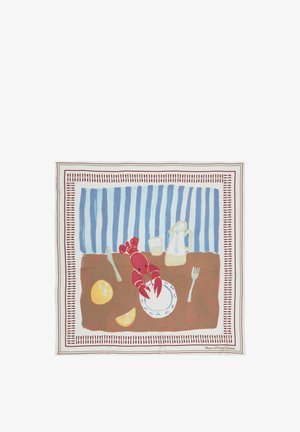 Brązowy stół z czerwonym homarem na białym talerzu, kawałki cytryny, widelec, nóż, szklanka i dzbanek na tle niebiesko-białych pasków.