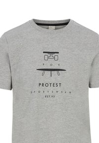 Grijze katoenen t-shirt met een grafisch ontwerp van een skateboard op een surfplank, met "PROTEST" en "SPORTSWEAR" in het zwart gedrukt.