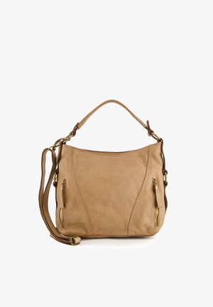 Sac à main en cuir tan avec une forme incurvée, double anses supérieures et accents en métal doré. Dispose de deux poches zippées externes pour le rangement.