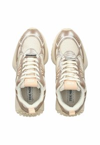 Sneakers atletici leggeri in crema e oro metallico. Presentano una tomaia in rete, accenti a contrasto, suole spesse e un design con lacci.