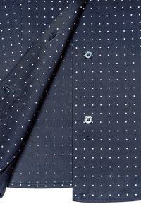 Marineblaue Bluse mit kleinen weißen Pünktchen, mit glatter Textur, Knopfverschluss und steifem Kragen.