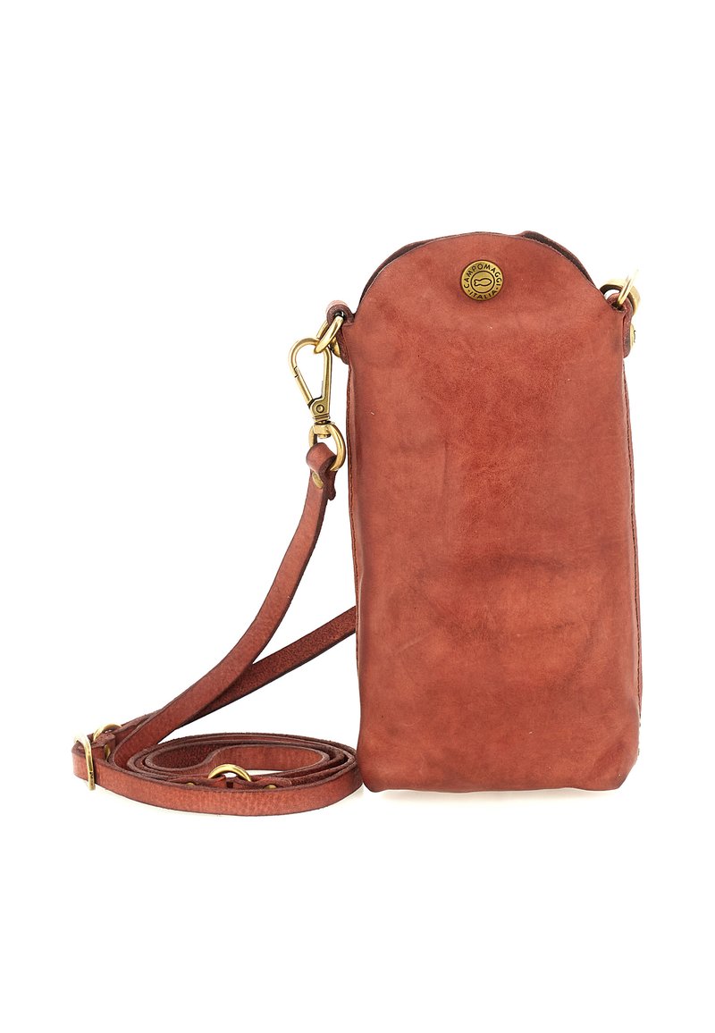 Borsa a tracolla in pelle marrone con tracolla regolabile, hardware in tonalità oro e un piccolo logo circolare sul fronte.