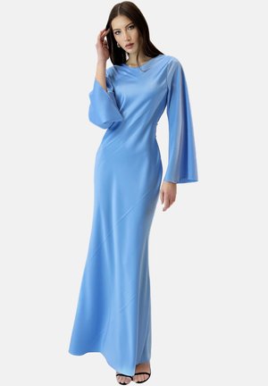 Robe longue et bleu clair en tissu lisse. Présente des manches larges et une silhouette ajustée, avec un ourlet au sol et sans motifs visibles.