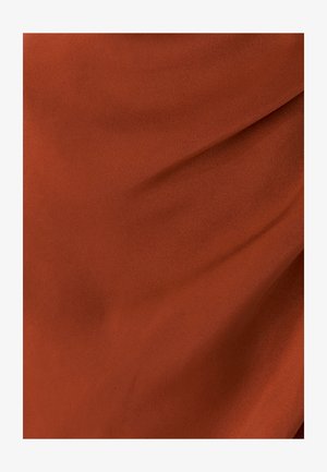 Zachte, gestructureerde stof in een roestoranje kleur, met soepele golven en een subtiele glans, ideaal voor verschillende kledingtoepassingen.