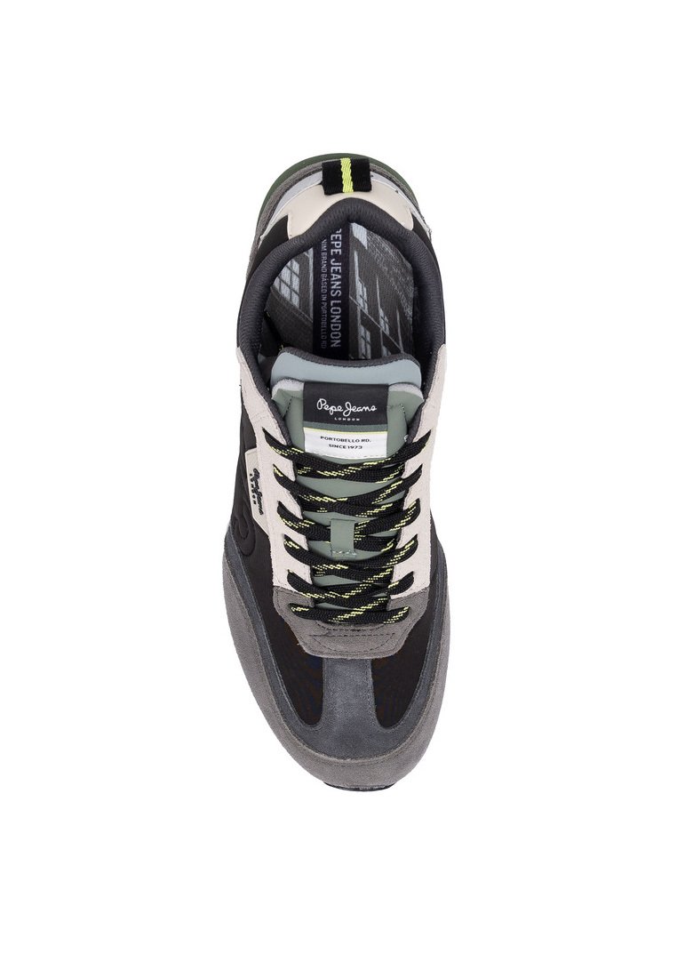 Czarne, szare i białe tenisówki Pepe Jeans z czarnymi i żółtymi sznurówkami, logo na języku i boku, widok z góry.