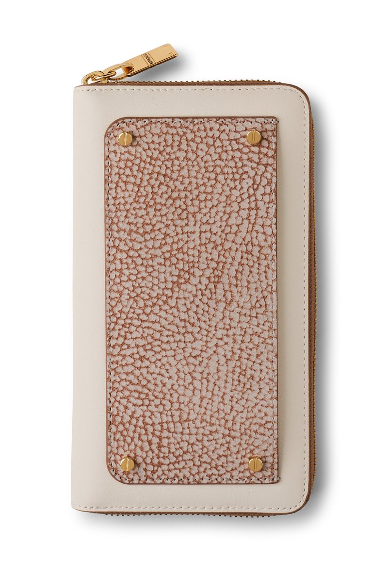 Beige Geldbörse mit Reißverschluss, die auf der Vorderseite mit einem strukturierten braunen Lederpatch gesichert ist, der von vier goldenen Schrauben gehalten wird. Der goldene Reißverschluss-Zipper ist oben links sichtbar.