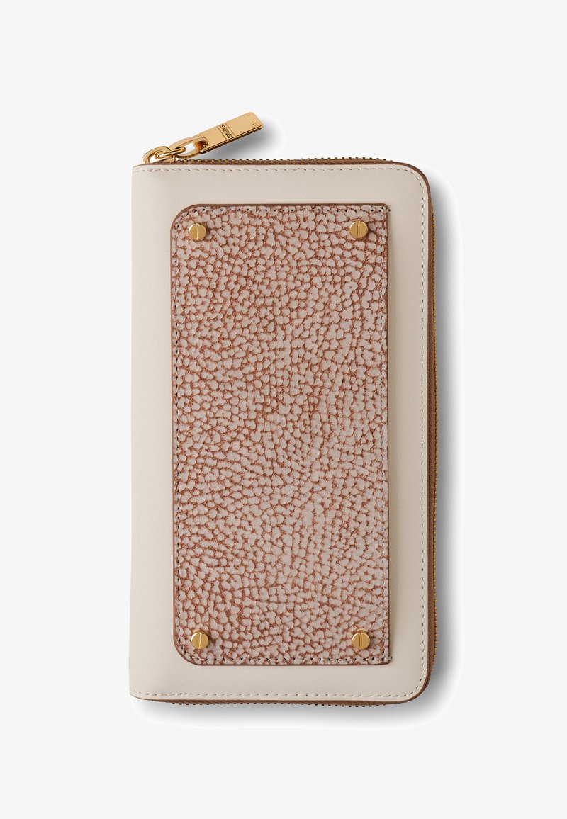 Beige Geldbörse mit Reißverschluss, die auf der Vorderseite mit einem strukturierten braunen Lederpatch gesichert ist, der von vier goldenen Schrauben gehalten wird. Der goldene Reißverschluss-Zipper ist oben links sichtbar.