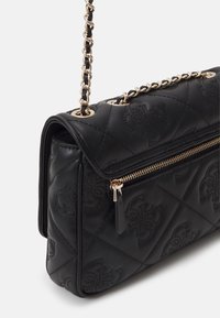 Sac à main en cuir matelassé noir avec logos en relief, bandoulière en chaîne dorée tissée avec du cuir et poche zippée dorée sur le côté avant.