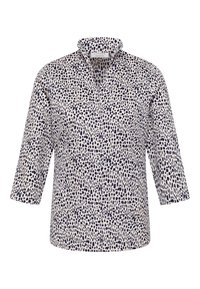 Chemise en coton avec col, présentant une base crème et un motif abstrait marine, des manches trois-quarts et cinq boutons sur le devant.