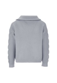 Jasnoniebieski sweter w plecionej strukturze z podwiniętym kołnierzem, teksturowanym ciałem i splotem warkoczowym na rękawach. Rypsowe mankiety i dół na zakończeniu.