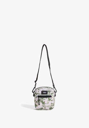 Bolso bandolera de camuflaje hecho de tela duradera, con un compartimento principal con cremallera, correa ajustable y parche de logo negro.
