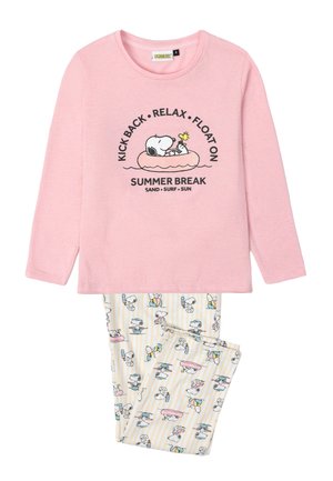 Top rosa de manga larga con Snoopy flotando en un aro y texto, combinado con pantalones crema que presentan patrones repetidos de actividades veraniegas de Snoopy.