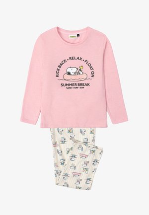 Top rosa de manga larga con Snoopy flotando en un aro y texto, combinado con pantalones crema que presentan patrones repetidos de actividades veraniegas de Snoopy.