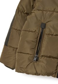 Olijfgroene pufferjack met een gequiltte textuur, zwarte hardware en een ritszakje aan de voorkant aan de linkerkant.