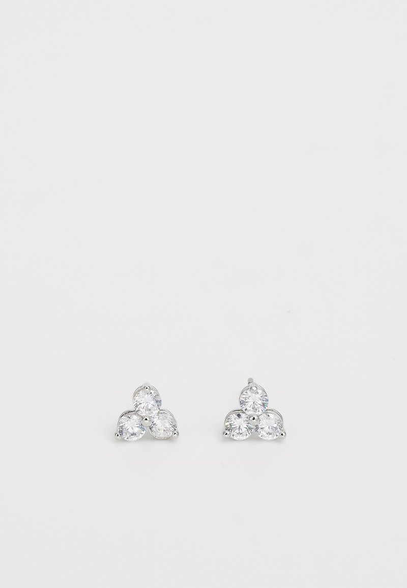 Náušnice s strieborným tónom obsahujú tri hruškovité priehľadné kamene usporiadané do trojuholníkového vzoru, ktoré odrážajú svetlo a vytvárajú oslnivý lesk.