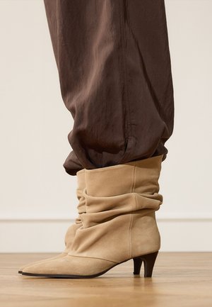 Manfield, Laarzen - beige