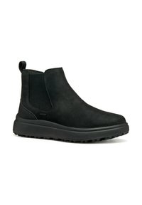 Bottine noire en suede lisse, dotée de panneaux latéraux élastiques, d'une languette et d'une semelle en caoutchouc épaisse avec une adhérence crantée.