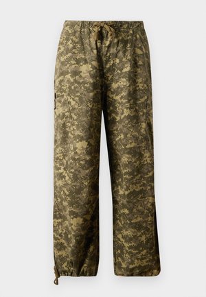 Cargo bukser med camouflage print, som har snøring i livet, vide ben og sidelommer laget av et teksturert, slitesterkt stoff.