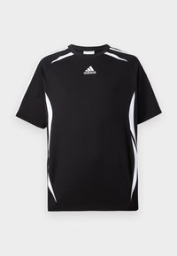 T-shirt de sport noir avec des accents latéraux blancs, manches courtes et col rond. Logo Adidas centré sur la poitrine.