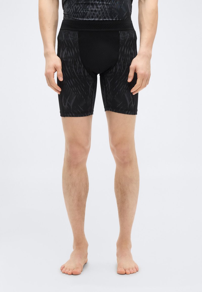 Μαύρο σορτς με υφασμάτινη υφή, εφαρμοστή γραμμή, ελαστική μέση και ξεχωριστό σχεδιαστικό ύφασμα.