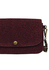 Sac à main en daim synthétique à imprimé léopard rouge avec une fermeture magnétique, quincaillerie dorée et une bandoulière en chaîne. Surface texturée et design à rabat.