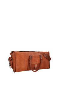 Braune Lederreisetasche mit robusten Griffen, verstellbarem Schultergurt, Fronttasche und glatter Oberfläche. Verziert mit silbernen Metallakzenten.