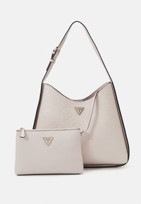 Borsa hobo in pelle beige con motivo embossato, dotata di un'etichetta con logo dorato. Include una piccola pochette coordinata con zip e design simile.