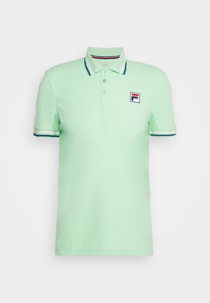 Jasnozielona koszulka polo z krótkim rękawem, z paskowanym kołnierzykiem i mankietami, trzema guzikami oraz naszywką z logo FILA na lewej piersi.
