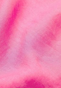 Detailní záběr na jemnou růžovou tkaninu ukazující jemnou strukturu tkaní a mírné záhyby.