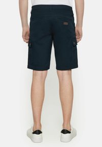 Shorts cargo en coton bleu marine avec poches latérales, poches arrière et un détail en cuir sur la ceinture. Coupe décontractée, longueur genoux.