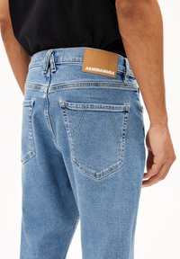 ARMEDANGELS AARJO TARPA - Vaqueros tapered - washed light indigo