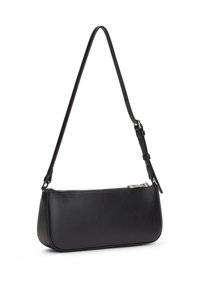 Μαύρη δερμάτινη τσάντα ώμου με ρυθμιζόμενο λουρί και ασημένιο φερμουάρ, ορθογώνιο σχήμα με στρογγυλεμένες γωνίες.