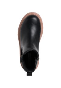 Bottine en cuir noir avec une semelle en caoutchouc tan contrastante. Présente une fermeture éclair sur le côté, un bout arrondi et une texture lisse.