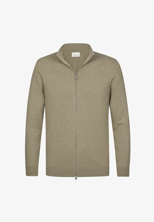 Beige Cardigan mit durchgehendem Reißverschluss, hohem Kragen, langen Ärmeln sowie gerippten Bündchen und Saum, präsentiert vor weißem Hintergrund.