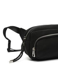 Borsa a tracolla nera in nylon con due scomparti con zip, accessori in metallo argentato, tracolla regolabile e dettagli in corda annodata.