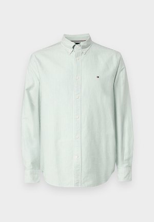Hellgrünes, gestreiftes Langarmhemd mit Button-Down-Kragen, weißen Knöpfen und einem kleinen Logo auf der Brust. Aus weichem Baumwollstoff.