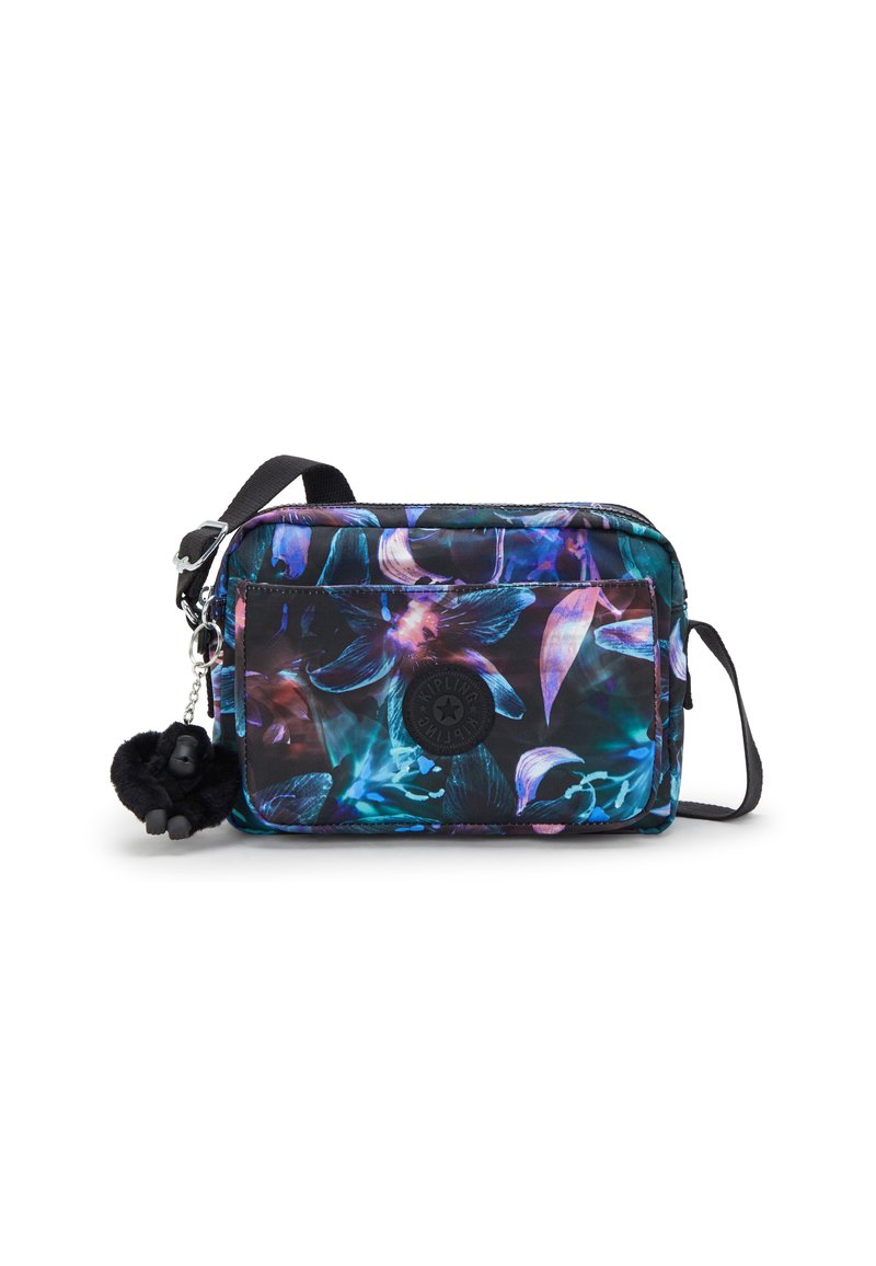 Borsa rettangolare compatta in tessuto scuro, con un vivace motivo floreale in blu e viola. Include un charm a pom-pom nero e una tracolla regolabile.