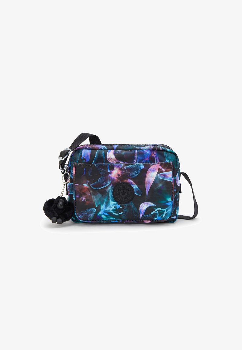 Borsa rettangolare compatta in tessuto scuro, con un vivace motivo floreale in blu e viola. Include un charm a pom-pom nero e una tracolla regolabile.