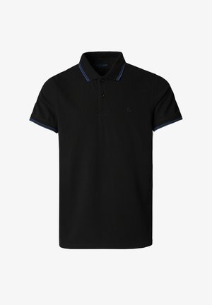 Polo negro de algodón con mangas cortas, tapeta de dos botones y detalles en azul contrastante en el cuello y las mangas. Logo sutil en el pecho.