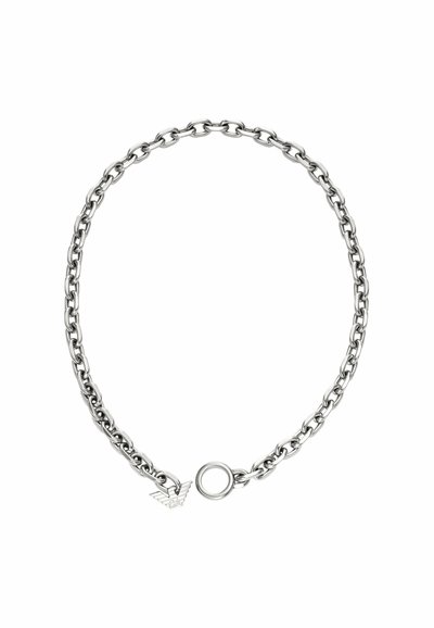 Collar de cadena de plata que presenta eslabones interconectados, un cierre con un anillo circular y un acento decorativo con logo. Textura de metal suave.