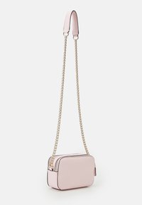 Różowa prostokątna torebka crossbody o gładkiej fakturze, złotej łańcuszkowej rączce i kontrastującym czarnym obszyciu wzdłuż brzegów. Zamek błyskawiczny u góry.