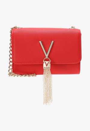 Borsa in ecopelle rossa con tracolla in catena dorata. Presenta un prominente logo "V" in argento e un grazioso dettaglio con frangia di catena argentata.