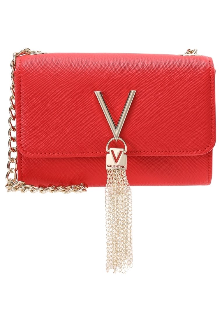 Borsa in ecopelle rossa con tracolla in catena dorata. Presenta un prominente logo "V" in argento e un grazioso dettaglio con frangia di catena argentata.