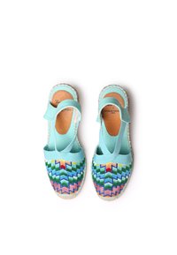 Espadrilles colorate con un motivo zigzag multicolore su una tomaia in tessuto. Cinghie azzurre e suola in juta intrecciata naturale.