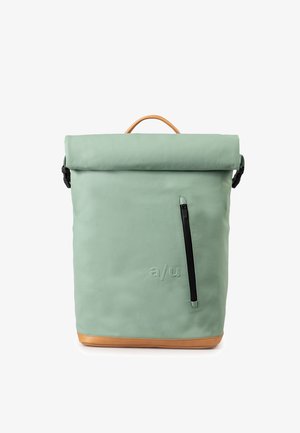 Zaino arrotolabile verde chiaro con fondo in pelle, dotato di una tasca laterale con zip, branding discreto e spallacci regolabili.