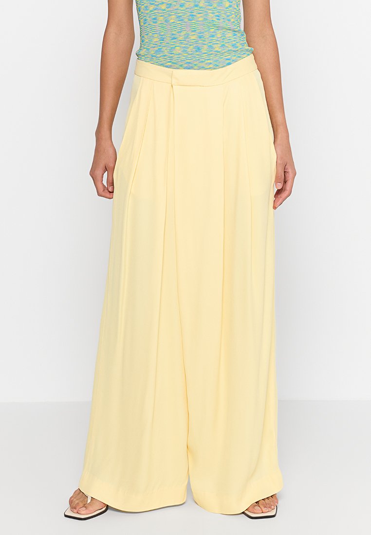 closed Broek geel closed Broek geel