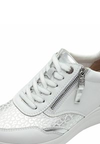 Sneaker bianco con stampa leopardata argento testurizzata, design con lacci, zip laterale e accenti metallici sulla parte superiore e sulla linguetta.