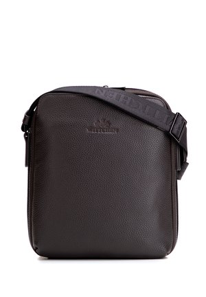 Borsa a tracolla in pelle marrone scuro con texture, dotata di tracolla in tessuto regolabile e logo del marchio in rilievo sul davanti.