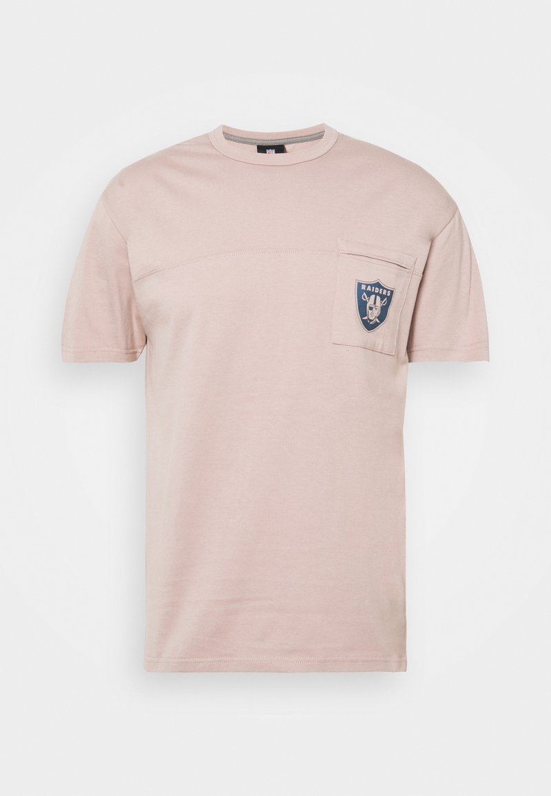 Hellrosa kurzärmliges T-Shirt aus Baumwolle, mit einer aufgesetzten Tasche mit einem schwarz-blauen Logo und einem rund ausgeschnittenen Hals.